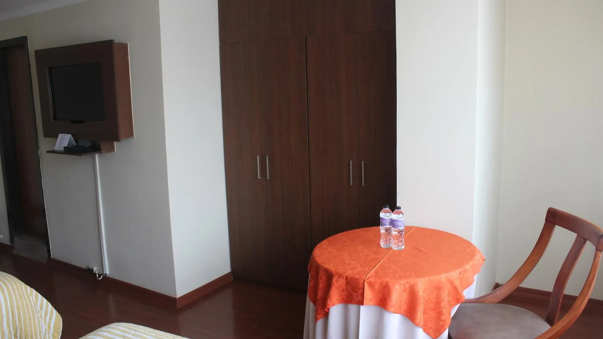 ***  Hotel 6 De Diciembre Quito Ecuador