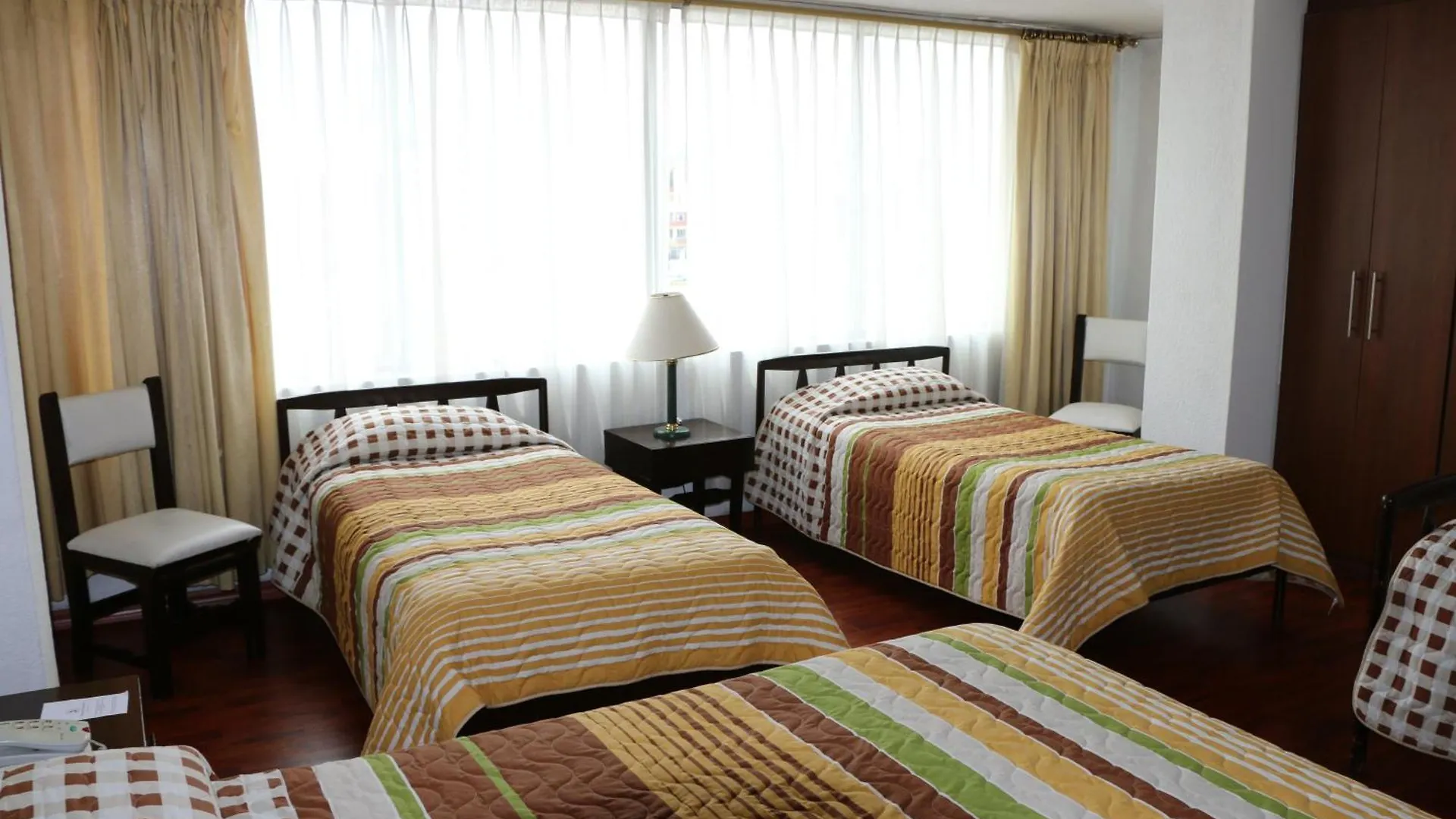 Hotel 6 De Diciembre 키토
