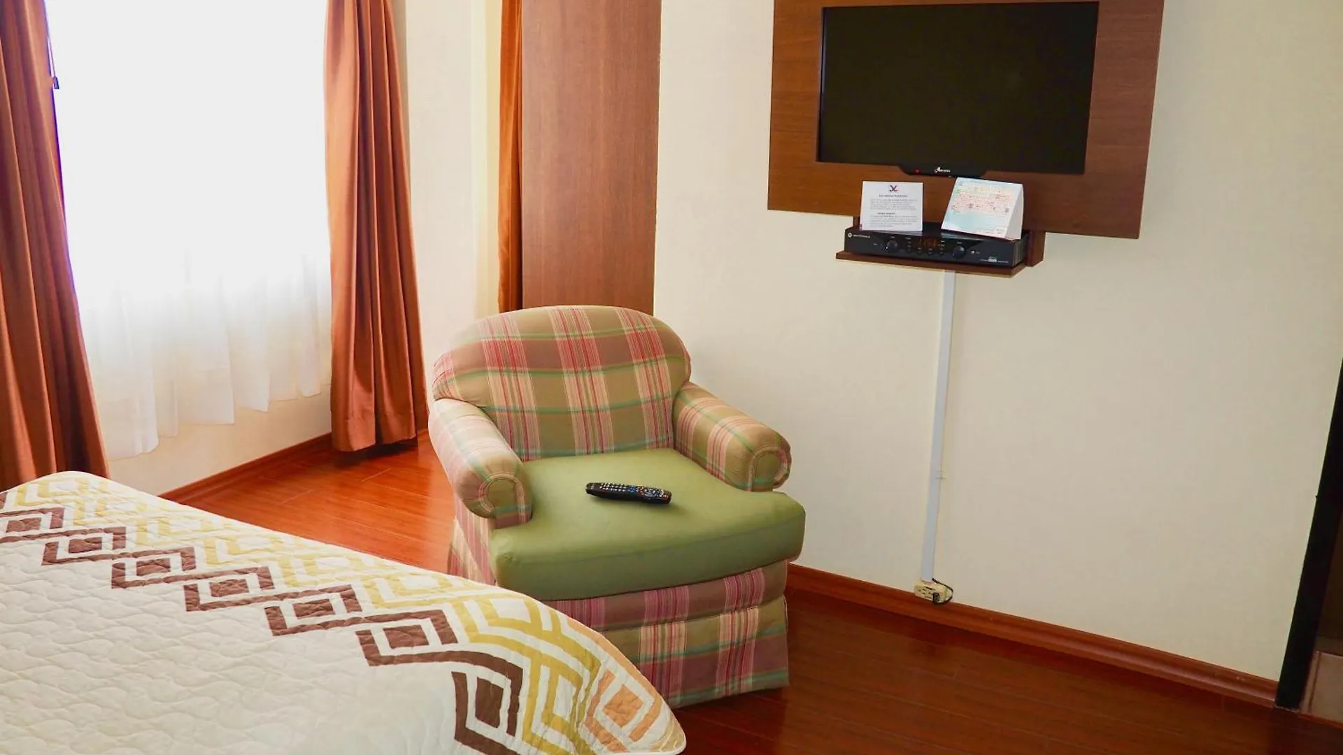 Hotel 6 De Diciembre 키토