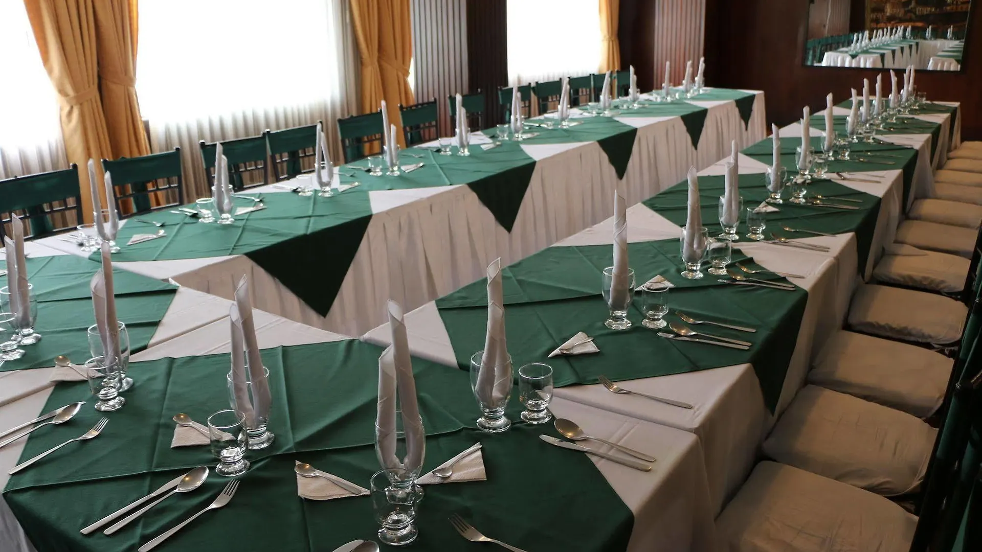 Hotel 6 De Diciembre 키토