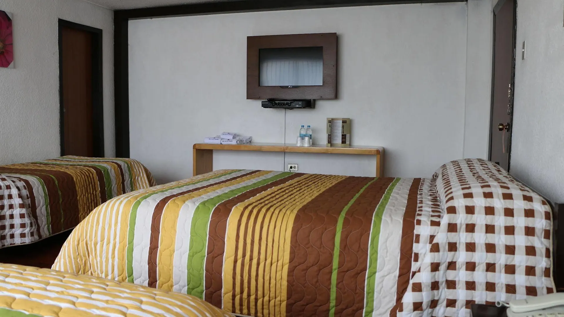 Hotel 6 De Diciembre 키토